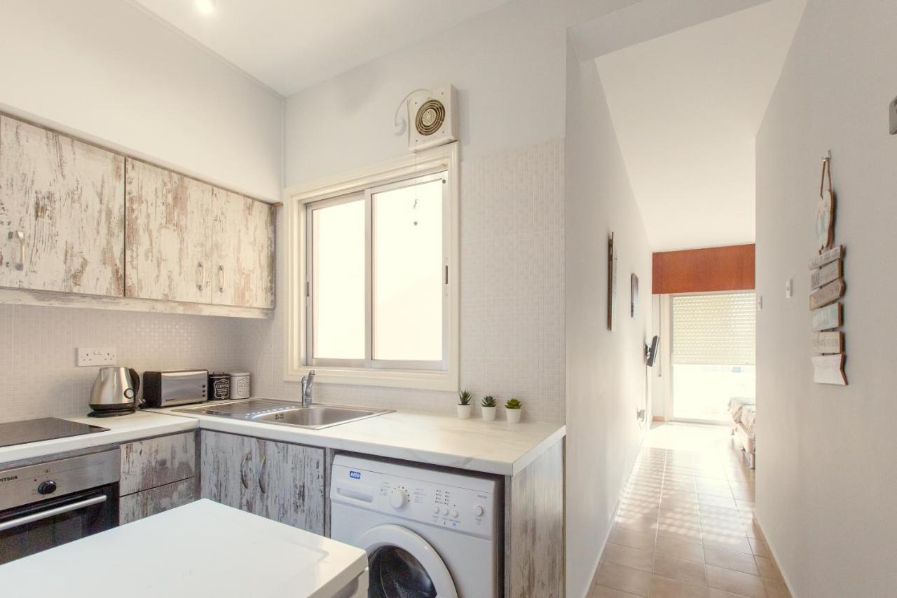 Furnished Seafront Studio Ларнака Екстериор снимка