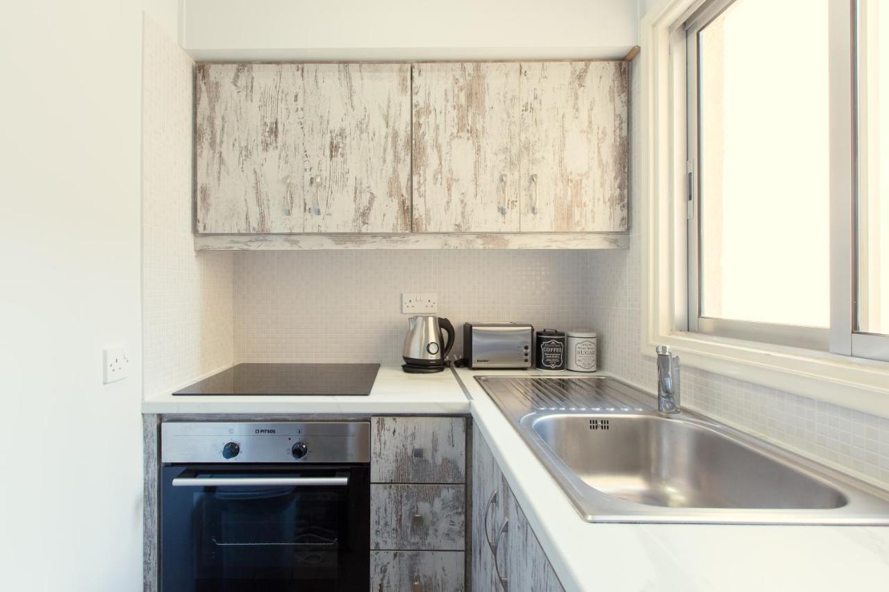 Furnished Seafront Studio Ларнака Екстериор снимка